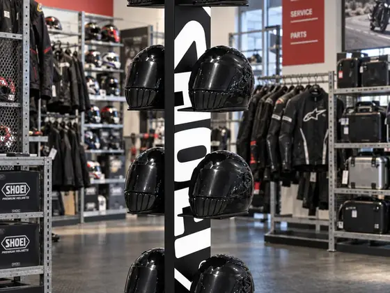 Display de casco y equipación para tienda de motociclismo Shoei